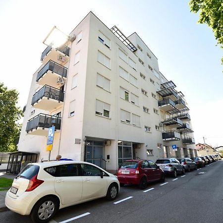 Block Apartment Park With Private Garage Parking Zagreb Luaran gambar