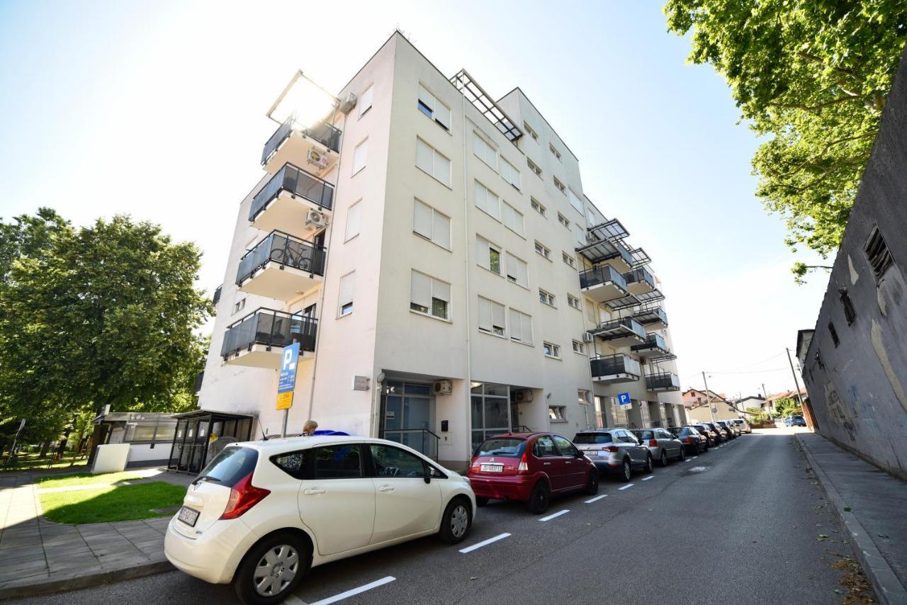 Block Apartment Park With Private Garage Parking Zagreb Luaran gambar